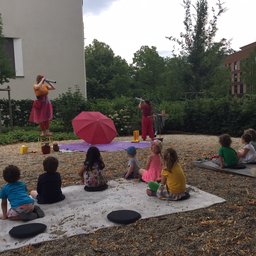 <p>Kindertheater im Garten</p>