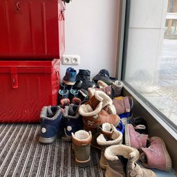 <p>Schuhe aus beim Kindertheater :)</p>