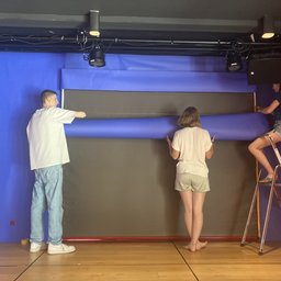 <p>Das Spagat Team tapeziert die Wand blau für Keimzellen</p>