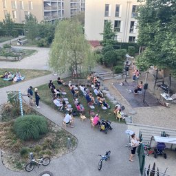 <p>Musik unter der Linde in unserem Garten</p>
